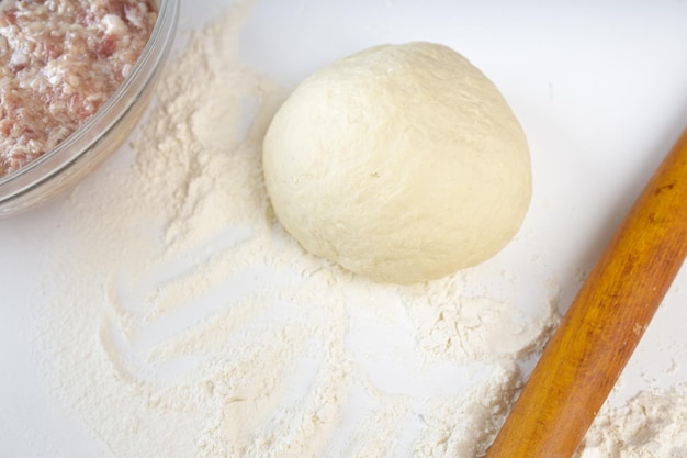 Bolinhos caseiros na cozinha sem decorações. fazendo bolinhos com carne de porco picada, carne bovina e frango