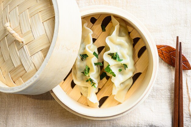 Bolinhos chineses em vapor de madeira com pauzinhos