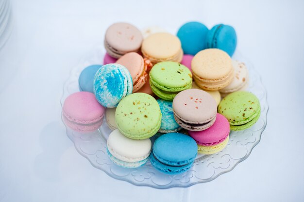 Bolinhos coloridos, macaroons franceses em um prato branco