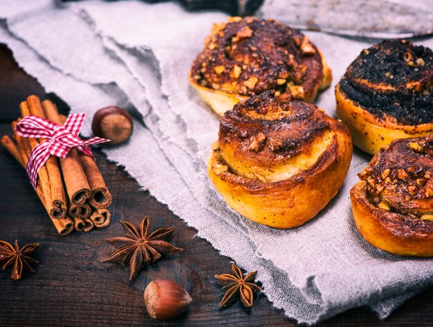 Bolinhos com canela e nozes em um guardanapo cinza