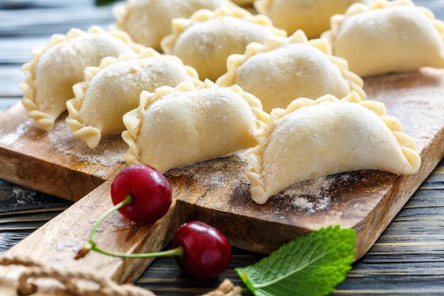 Bolinhos com cerejas frescas para cozinhar