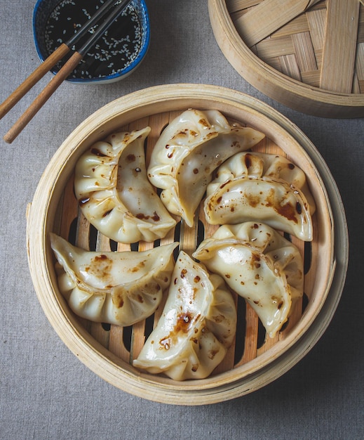 Bolinhos coreanos japoneses gyoza na placa cinza na vista superior da mesa