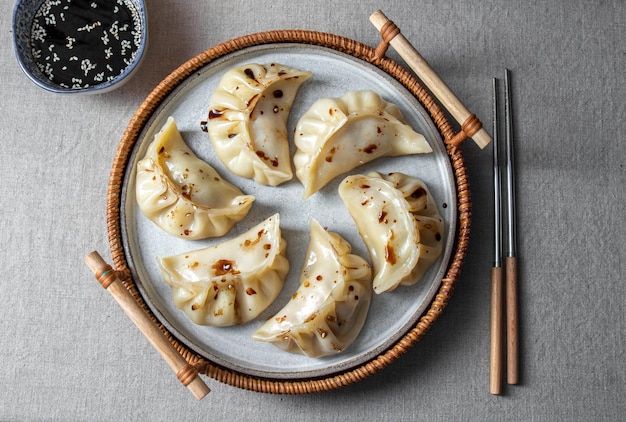 Bolinhos coreanos japoneses Gyoza na placa cinza na vista superior da mesa