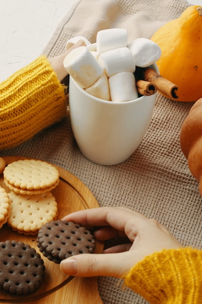 Bolinhos De Abóbora Com Xícaras De Café.