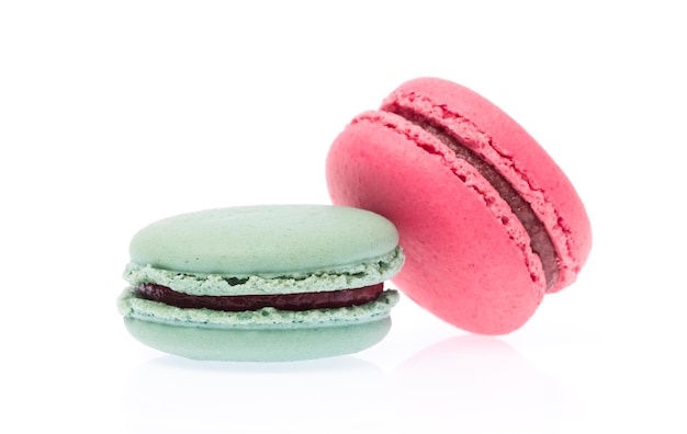 Bolinhos de amêndoa franceses doces e coloridos ou macaron isolados no fundo branco