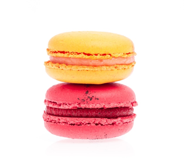 Bolinhos de amêndoa franceses doces e coloridos ou macaron isolados no fundo branco