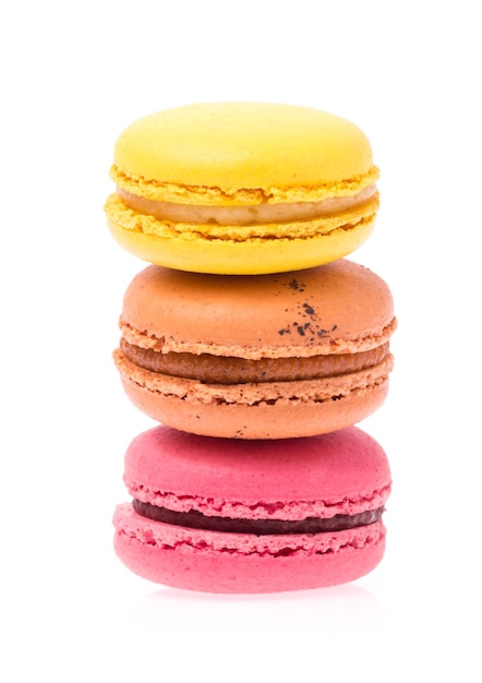 Bolinhos de amêndoa franceses doces e coloridos ou macaron isolados no fundo branco