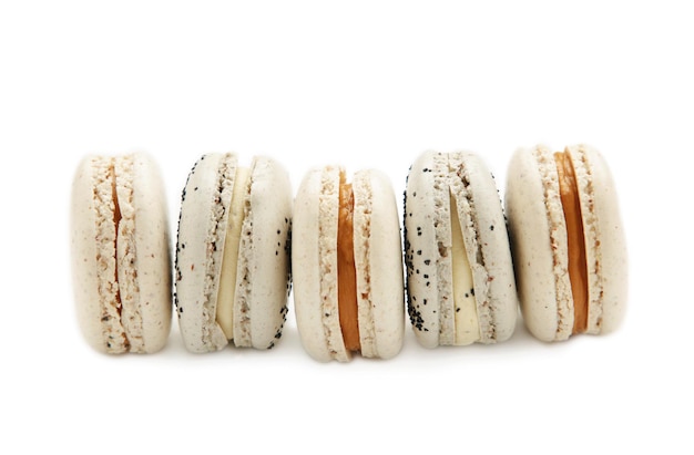 Bolinhos de amêndoa franceses doces ou macaron isolados no fundo branco Sobremesa