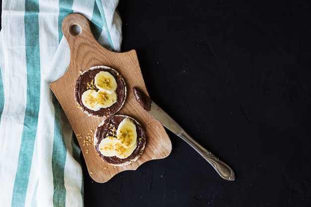 Bolinhos de arroz com chocolate e banana