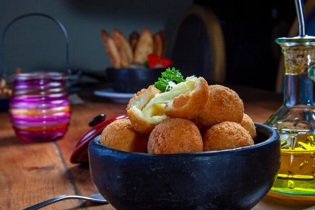 Bolinhos de arroz frito tradicional do brasil onde se chama bolinho de arroz