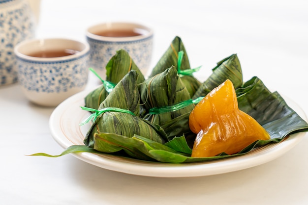 Bolinhos de arroz pegajoso de Zongzi ou de chinês tradicional