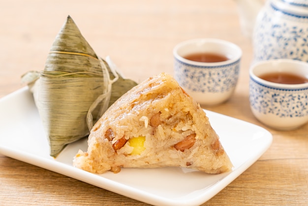 Bolinhos de arroz pegajoso de Zongzi ou de chinês tradicional