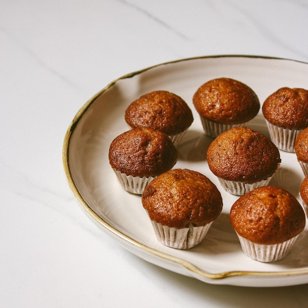 Bolinhos de banana na mesa de mármore vista superior de pastelaria tailandesa