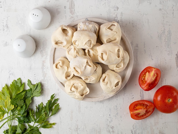 Bolinhos de baozi não cozidos congelados recheados com carne Fundo cinza Vista superior Copiar espaço