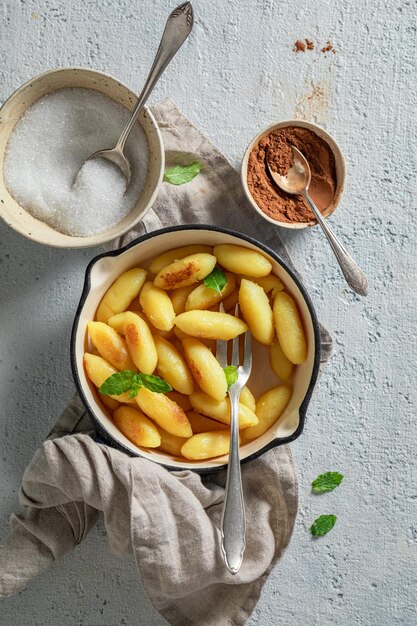 Bolinhos de batata saborosos e quentes servidos com canela e açúcar