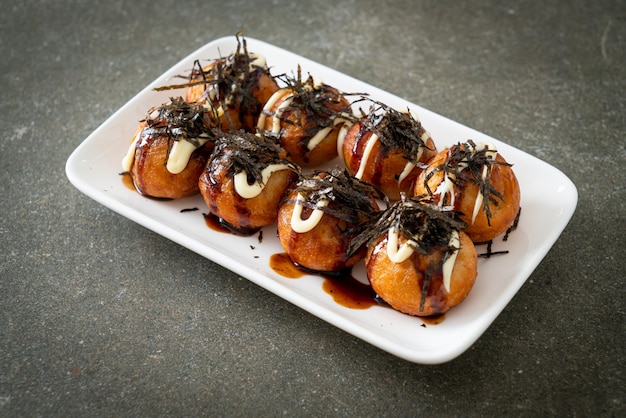 Bolinhos de bola de Takoyaki ou bolas de polvo - estilo de comida japonesa