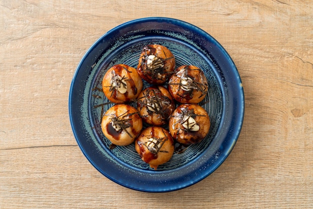 Bolinhos de bolinha de takoyaki ou bolinhos de polvo - comida japonesa