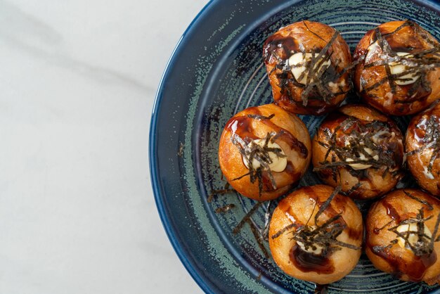 Bolinhos de bolinhas de takoyaki ou bolinhas de polvo - comida japonesa