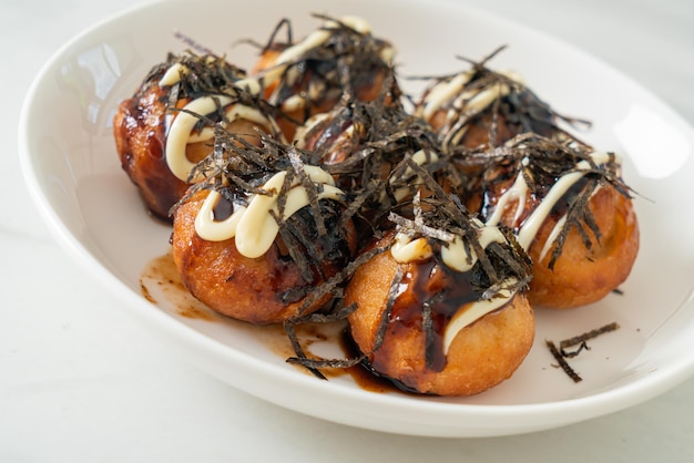 Bolinhos de bolinhas de takoyaki ou bolinhas de polvo - comida japonesa