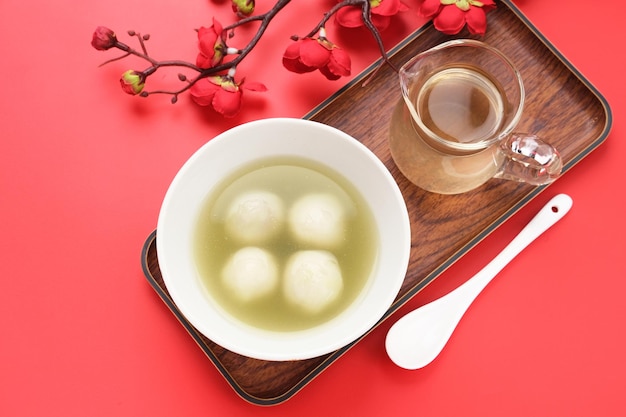 Foto bolinhos de bolinho de arroz glutinoso ronde tang yuan é uma bebida quente tradicional com gengibre