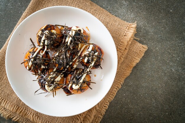 Bolinhos de bolinhos de takoyaki ou bolinhos de polvo - comida japonesa