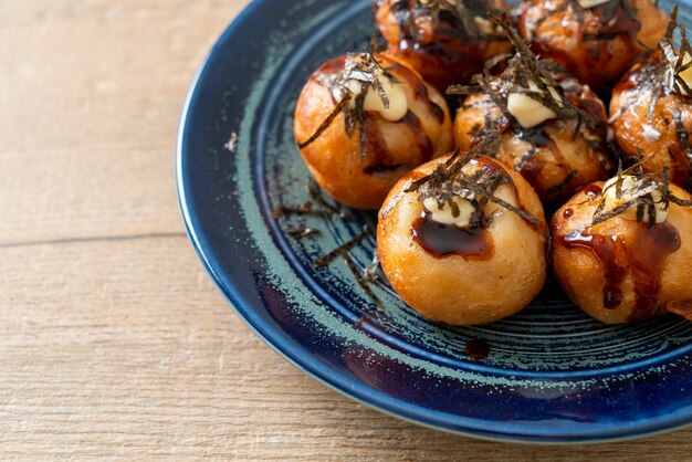 Bolinhos de bolinhos de takoyaki ou bolinhos de polvo - comida japonesa