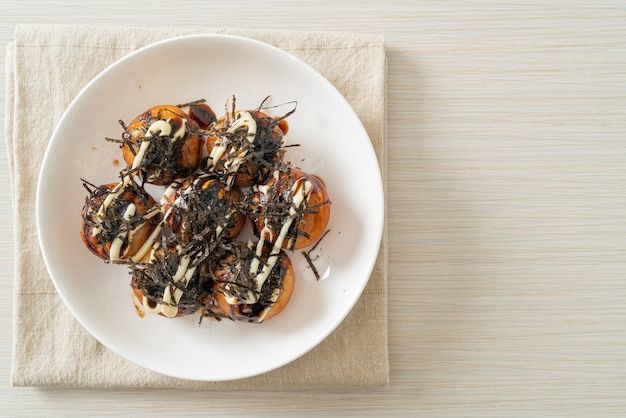 Bolinhos de bolinhos de takoyaki ou bolinhos de polvo - comida japonesa