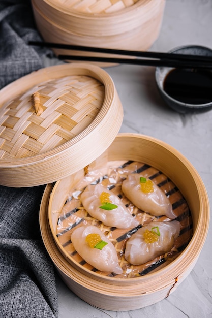 Bolinhos de camarão cozidos no vapor dim sum com caviar de lúcio