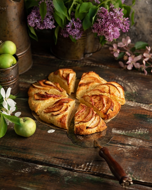 bolinhos de canela de maçã caseira com flores lilás e apple ramos de florescência