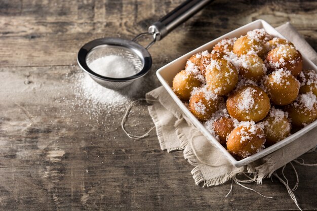 Bolinhos de carnaval ou bunuelos de viento. Sobremesa doce espanhola