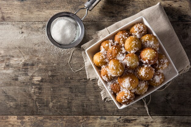 Bolinhos de carnaval ou bunuelos de viento. Sobremesa doce espanhola