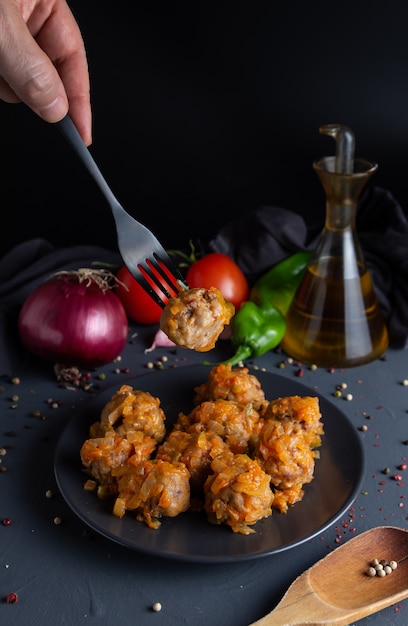 Bolinhos de carne caseiros com tomate salteados