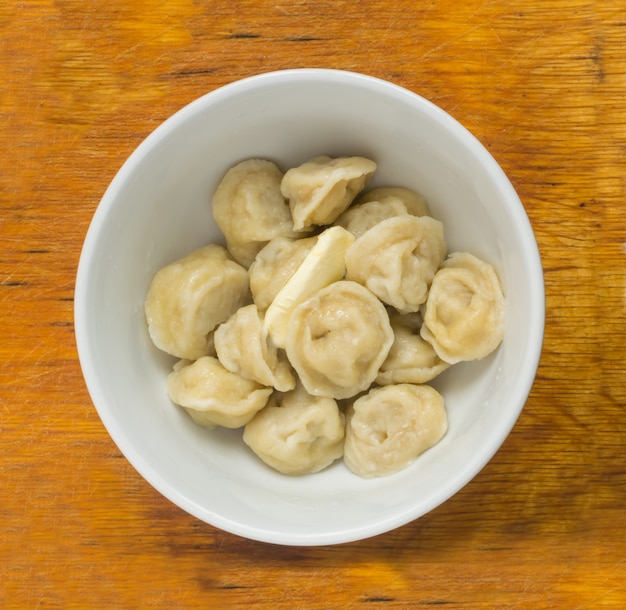 Bolinhos de carne caseiros em uma tigela