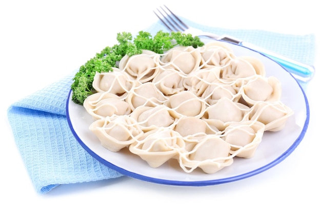 Bolinhos de carne pelmeni cozido russo em prato isolado em branco