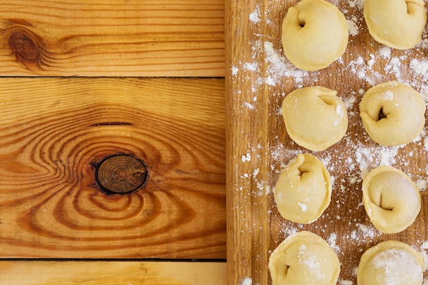 Bolinhos de carne, ravioli, em madeira