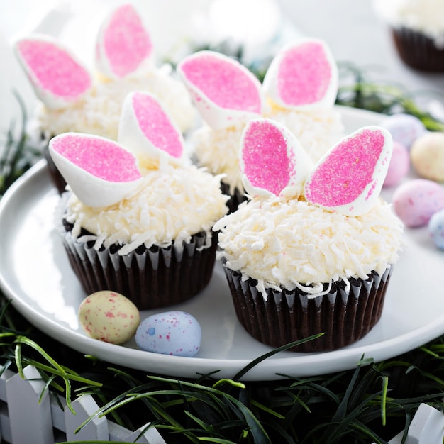 Bolinhos de chocolate de Páscoa com orelhas de coelho