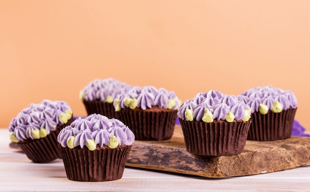 Bolinhos de chocolate em uma mesa de madeira com caramelo salgado dentro. Sobremesa.