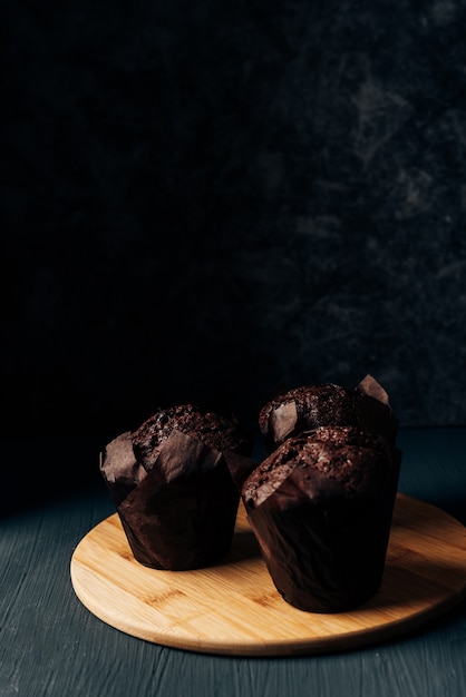 Foto bolinhos de chocolate na mesa