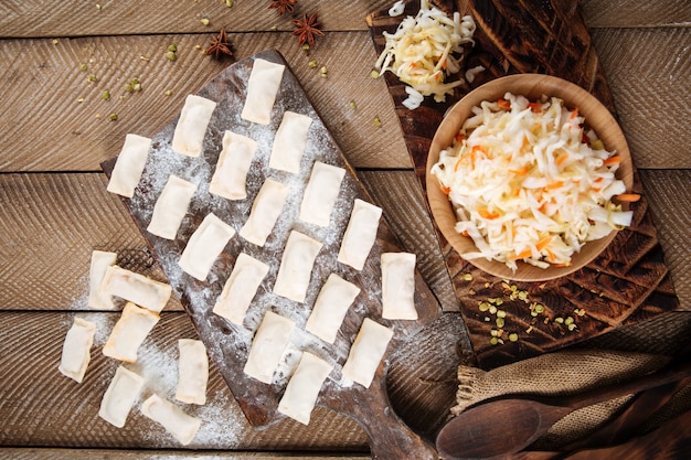 Foto bolinhos de chucrute semiacabados vareniki