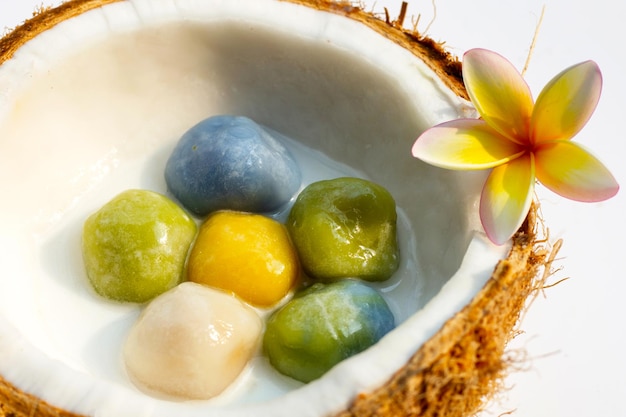 Bolinhos de coco em doce de leite de coco