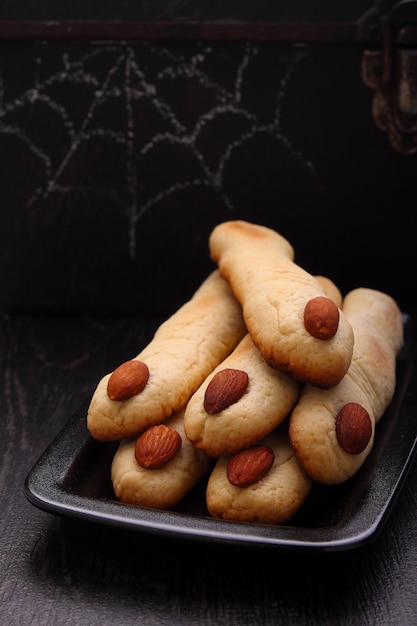Bolinhos de dedos de bruxa de Halloween