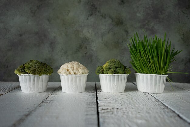 Bolinhos de dieta de brócolis fresco e ervas na mesa de madeira branca