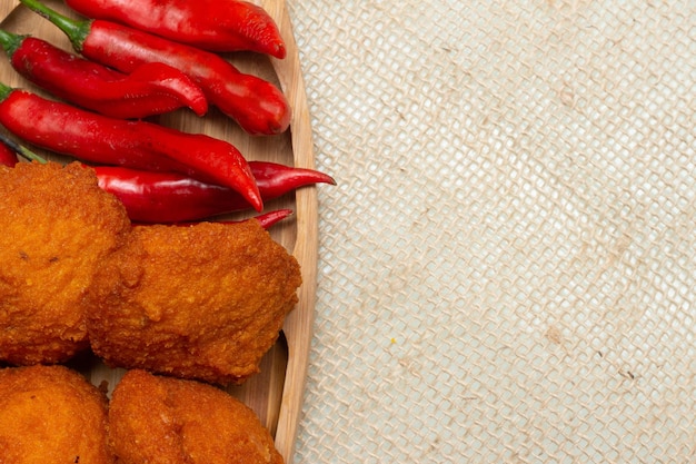 Bolinhos de ervilha de olhos pretos brasileiros tradicionais com pimentas vermelhas Comida típica baiana