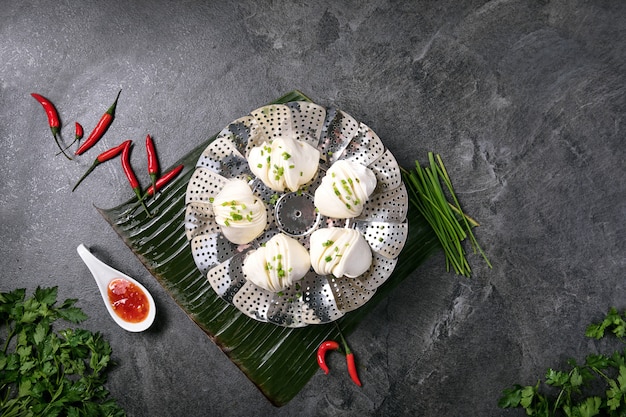 Bolinhos de estilo chinês com cebolinha