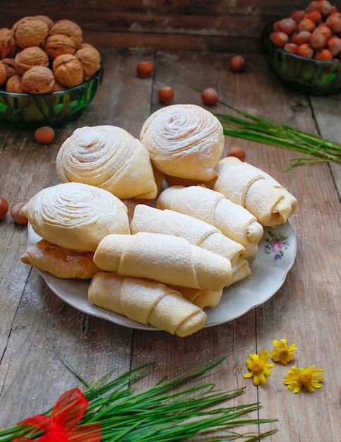 Bolinhos de férias tradicionais do azerbaijão e doces na chapa branca sobre o rústico com nozes