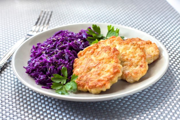 Bolinhos de frango e repolho roxo cozido com sementes de cominho