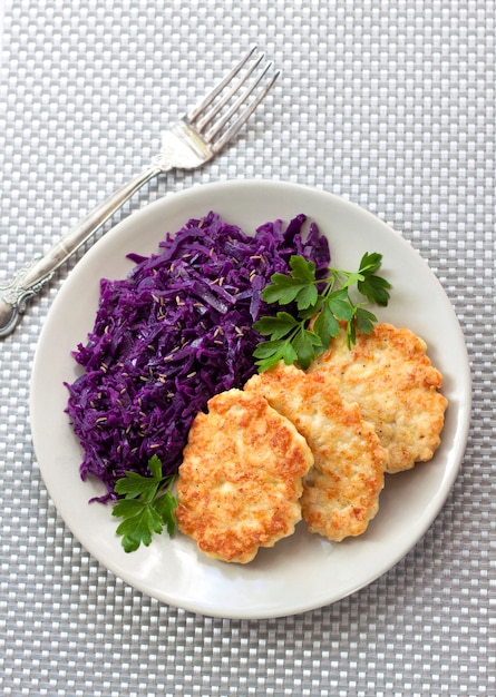 Bolinhos de frango e repolho roxo cozido com sementes de cominho