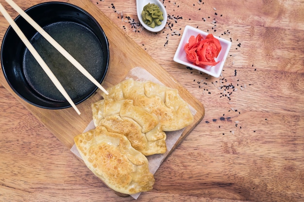 Bolinhos de Gyoza com peixe em uma placa de madeira