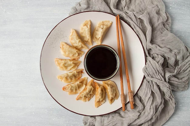 Bolinhos de Gyoza japoneses fritos com vista superior de molho sem pessoas com foco seletivo