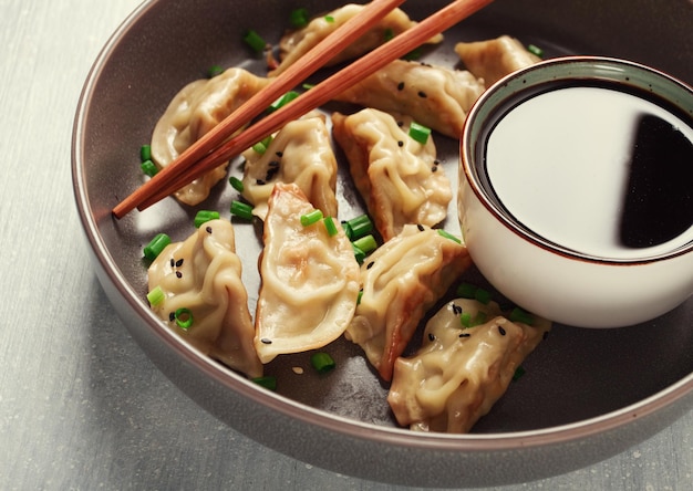 Bolinhos de Gyoza japoneses fritos com vista superior de molho sem pessoas com foco seletivo